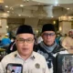 Petugas Timbang Koper Jemaah saat Pemulangan Gelombang Kedua: Proses Ketat untuk Keselamatan Penerbangan