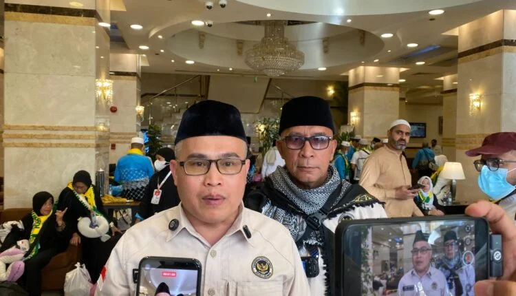 Petugas Timbang Koper Jemaah saat Pemulangan Gelombang Kedua: Proses Ketat untuk Keselamatan Penerbangan