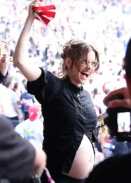 Potret Barbara Palvin Pamer Baby Bump Saat Nonton Piala Dunia 2026: Glamor dan Sporty di Tengah Kehamilan Pertama