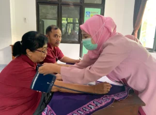 Puluhan Lansia Desa Pangkul Ikuti Pemeriksaan Kesehatan Gratis