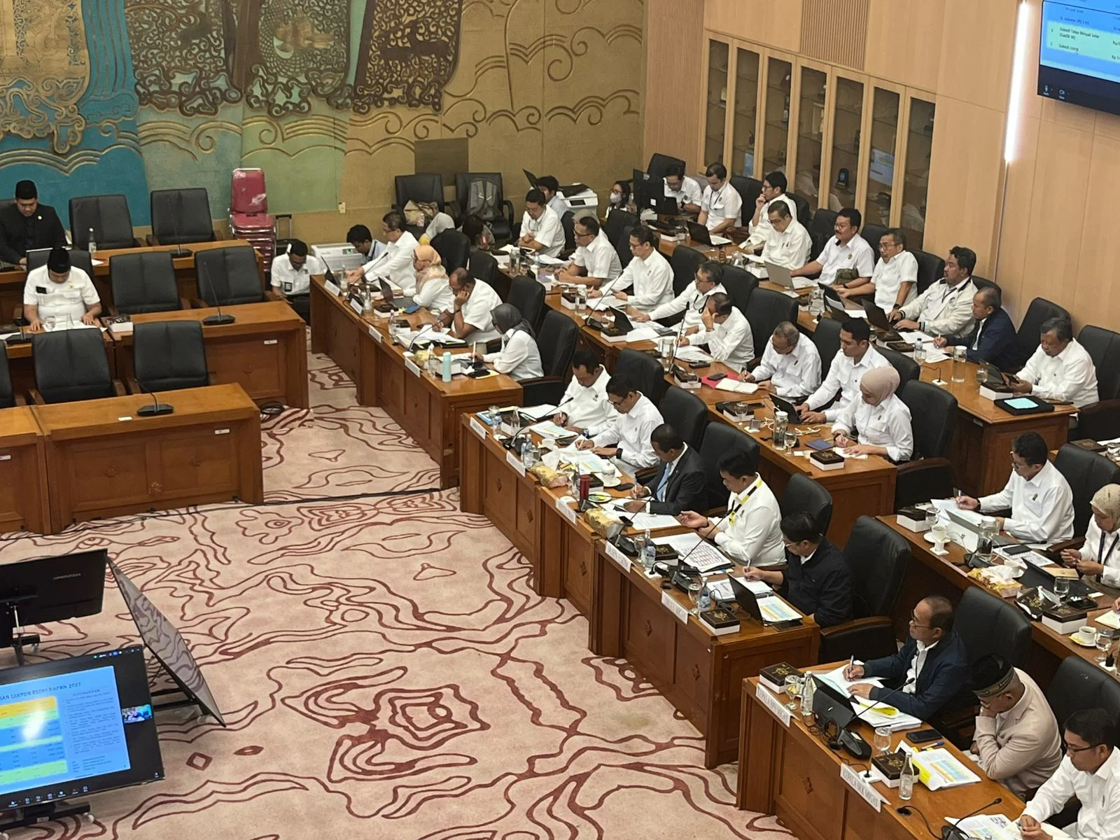 Raker di DPR, Bahlil Usul Anggaran Rp815 M untuk Kompor Listrik: Strategi Diversifikasi Energi Nasional