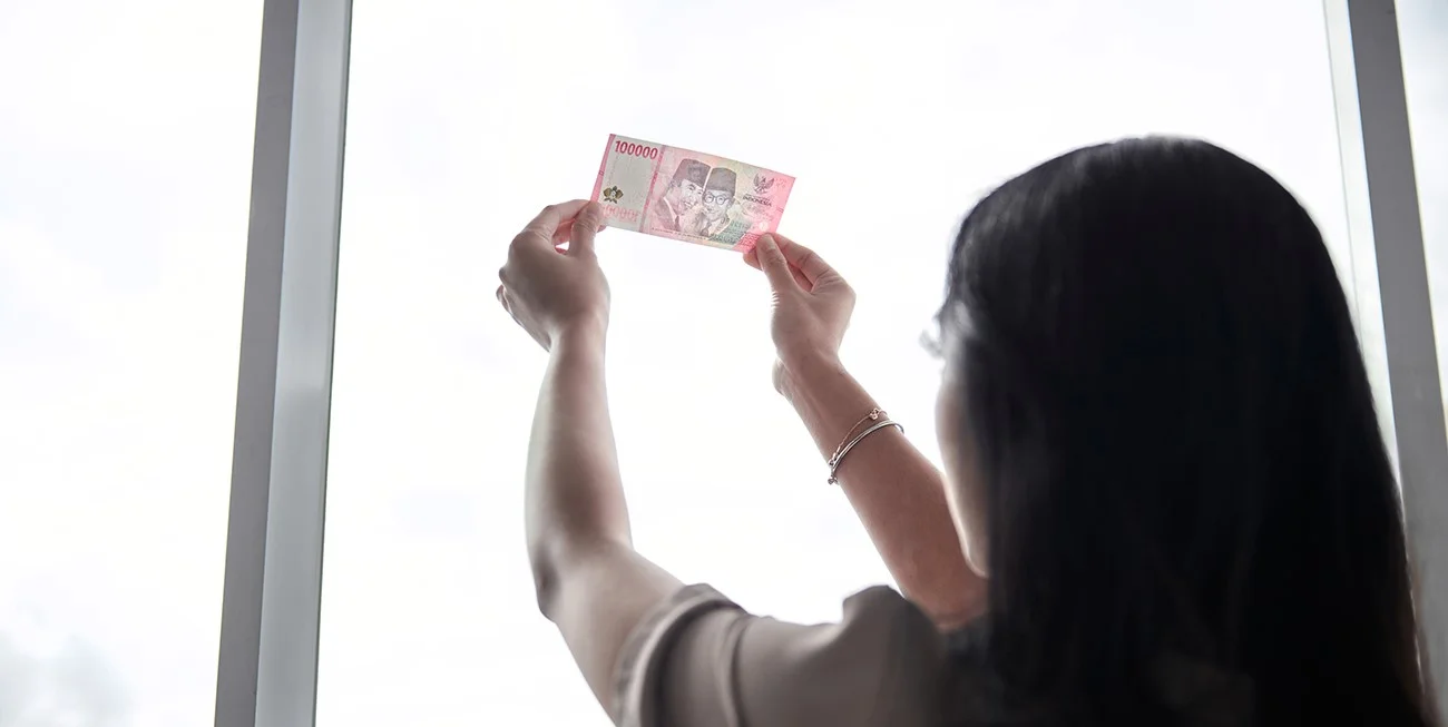 Rupiah Kembali Tertekan ke Level Rp17.988 dalam Penutupan Perdagangan