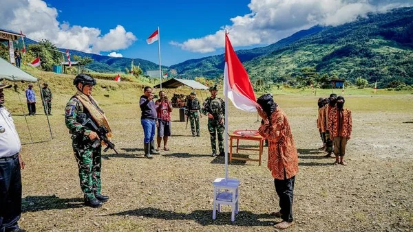 Serahkan Senpi, 8 Eks Anggota OPM Kembali ke Pangkuan NKRI: Harapan Baru di Pegunungan Bintang