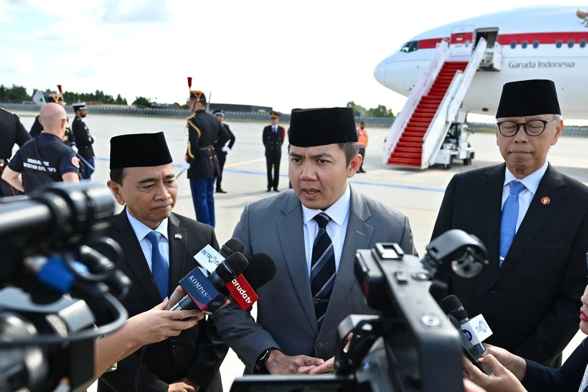 Seskab Teddy Respons Kritik Dino: Biaya Kelebihan LN Ditanggung Presiden