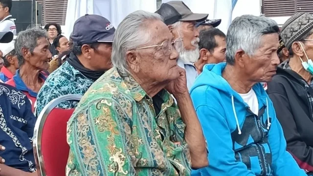 Solidaritas Petugas Haji Ringankan Beban Lansia Kendal: Kisah Haru Chulaeli Ali di Tanah Suci