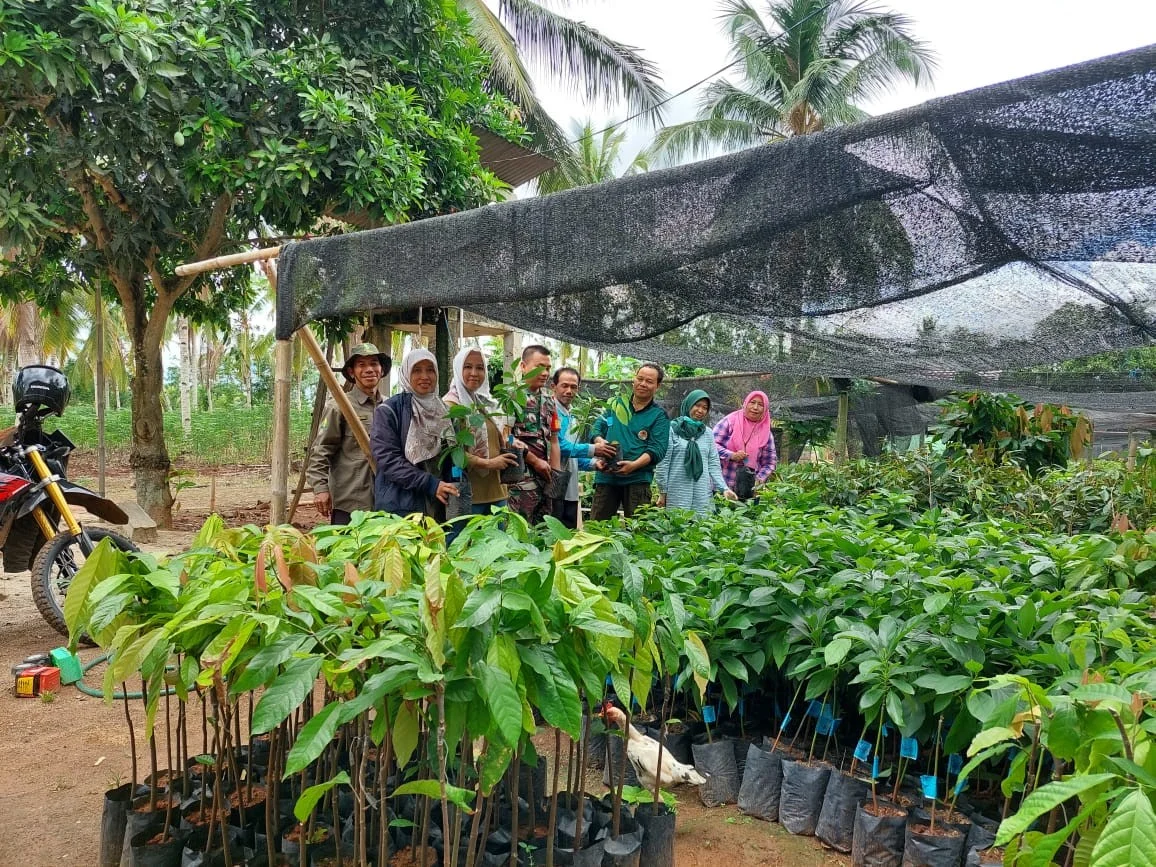 Tingkatkan Ekonomi Melalui Berbagi Bibit Durian di Lumajang, Polsek Ranuyoso Dukung Penuh Program Pertanian