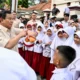 Tony Robbins Temani Presiden Prabowo Tinjau MBG, Kisah Motivator Dunia yang Peduli Gizi Anak Indonesia