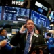 Wall Street Tersungkur, Nasdaq Anjlok 4% Dihantam Aksi Jual Saham Cip