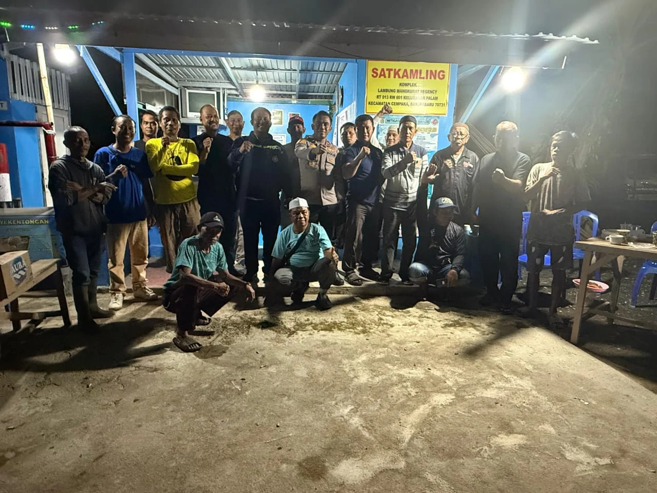 Warga Baning Kota Sintang Aktif Jaga Keamanan lewat Satkamling