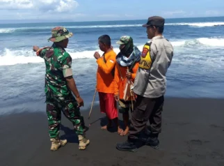 Warga Panti Jember Terseret Ombak Pantai Selatan
