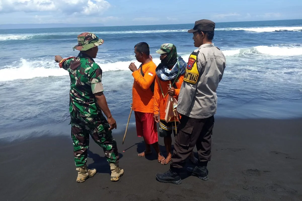 Warga Panti Jember Terseret Ombak Pantai Selatan