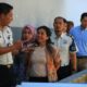 Ketua Komisi I DPRD Banyuwangi Marifatul Kamila bersama rombongan didampingi Kalapas Kelas IIA Banyuwangi Solichin meninjau area lapas sambil berdiskusi mengenai sistem keamanan berlapis.