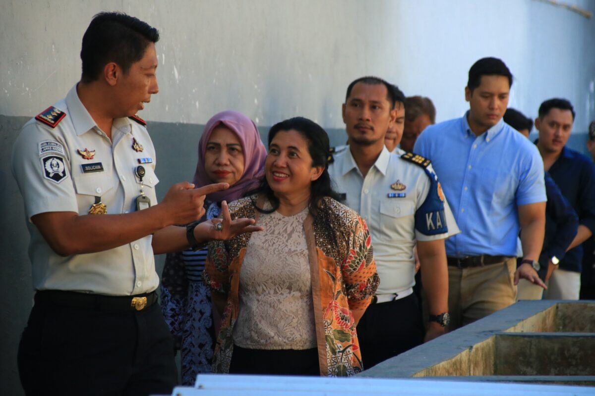 Ketua Komisi I DPRD Banyuwangi Marifatul Kamila bersama rombongan didampingi Kalapas Kelas IIA Banyuwangi Solichin meninjau area lapas sambil berdiskusi mengenai sistem keamanan berlapis.