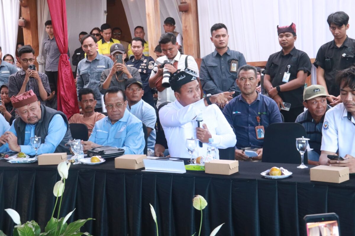 Anggota DPRD Banyuwangi Suwito menyampaikan aspirasi masyarakat terkait dividen PT BSI di hadapan Komisi IV DPR RI saat kunjungan kerja di kawasan operasional PT BSI, Pesanggaran.
