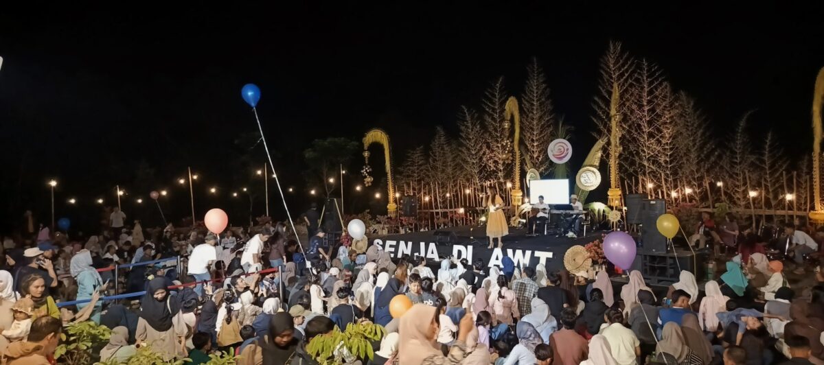 Ribuan pengunjung memadati area panggung hiburan musik saat Pagelaran Senja di Agro Wisata Tamansuruh Banyuwangi dengan suasana meriah dan penuh antusiasme.