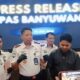 Petugas Lapas Kelas IIA Banyuwangi memberikan keterangan pers terkait pengungkapan upaya penyelundupan lima paket diduga sabu yang dibawa seorang pengunjung.