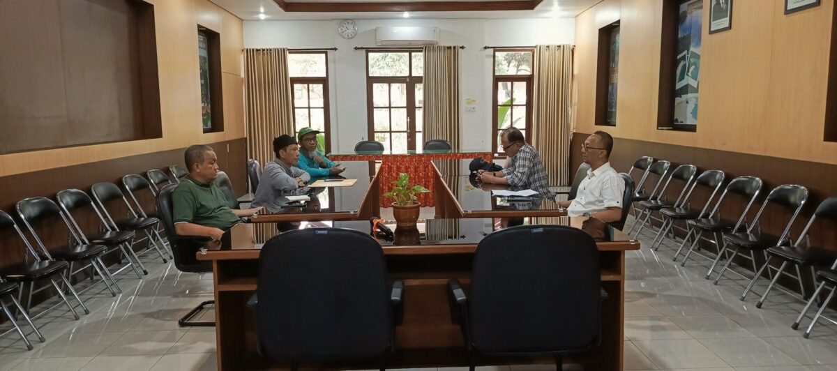 Audiensi Komunitas Pemerhati Banyuwangi (KPB) dengan Dinas Lingkungan Hidup Banyuwangi membahas penanganan sampah Kedungrejo dan pengawasan perizinan PT King Beton.