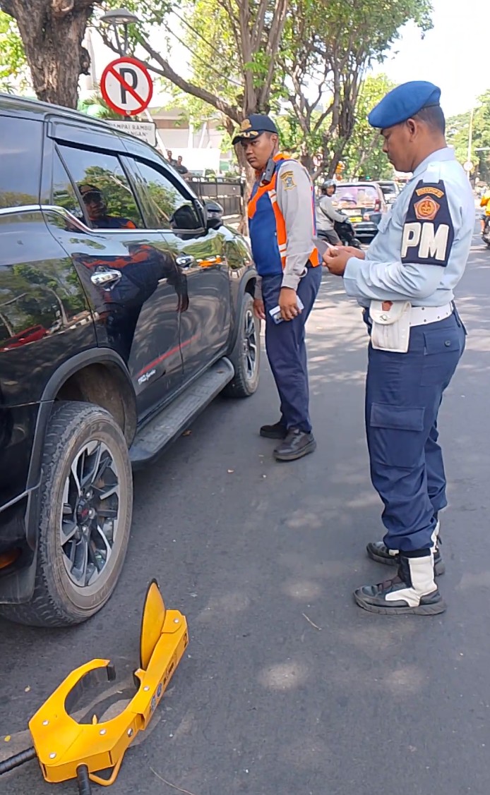 Dishub Surabaya Kunci Ban Fortuner yang Parkir di Area Larangan Depan RSUD Dr. Soetomo