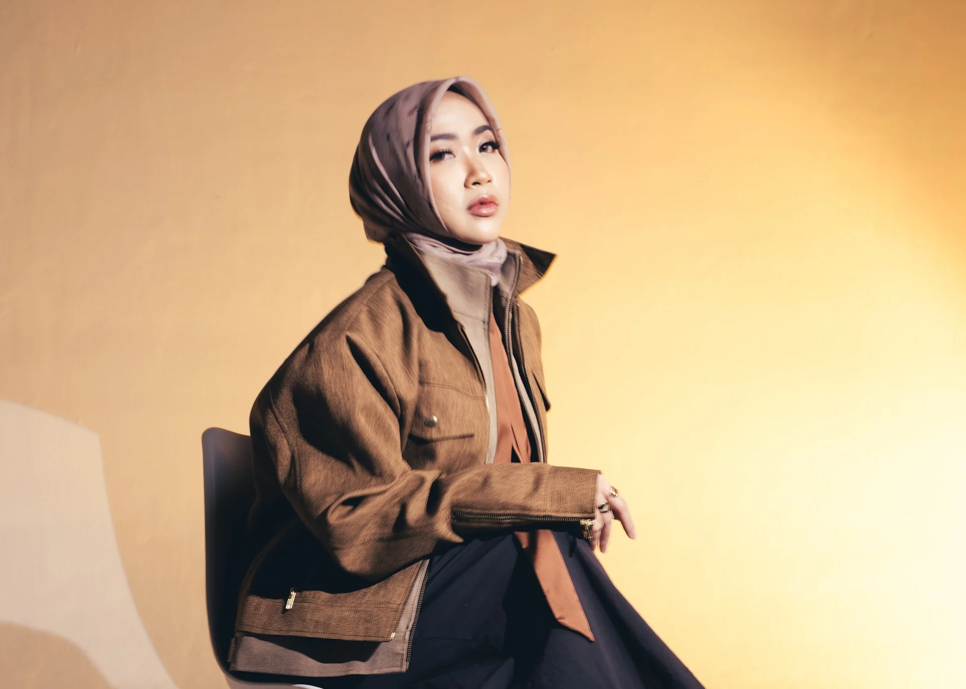 Agna Hadirkan Lagu tentang Penerimaan Setelah Perpisahan: 'Diluar Hal Biasa' Mengajak Pendengar Memaknai Kehilangan Tanpa Amarah