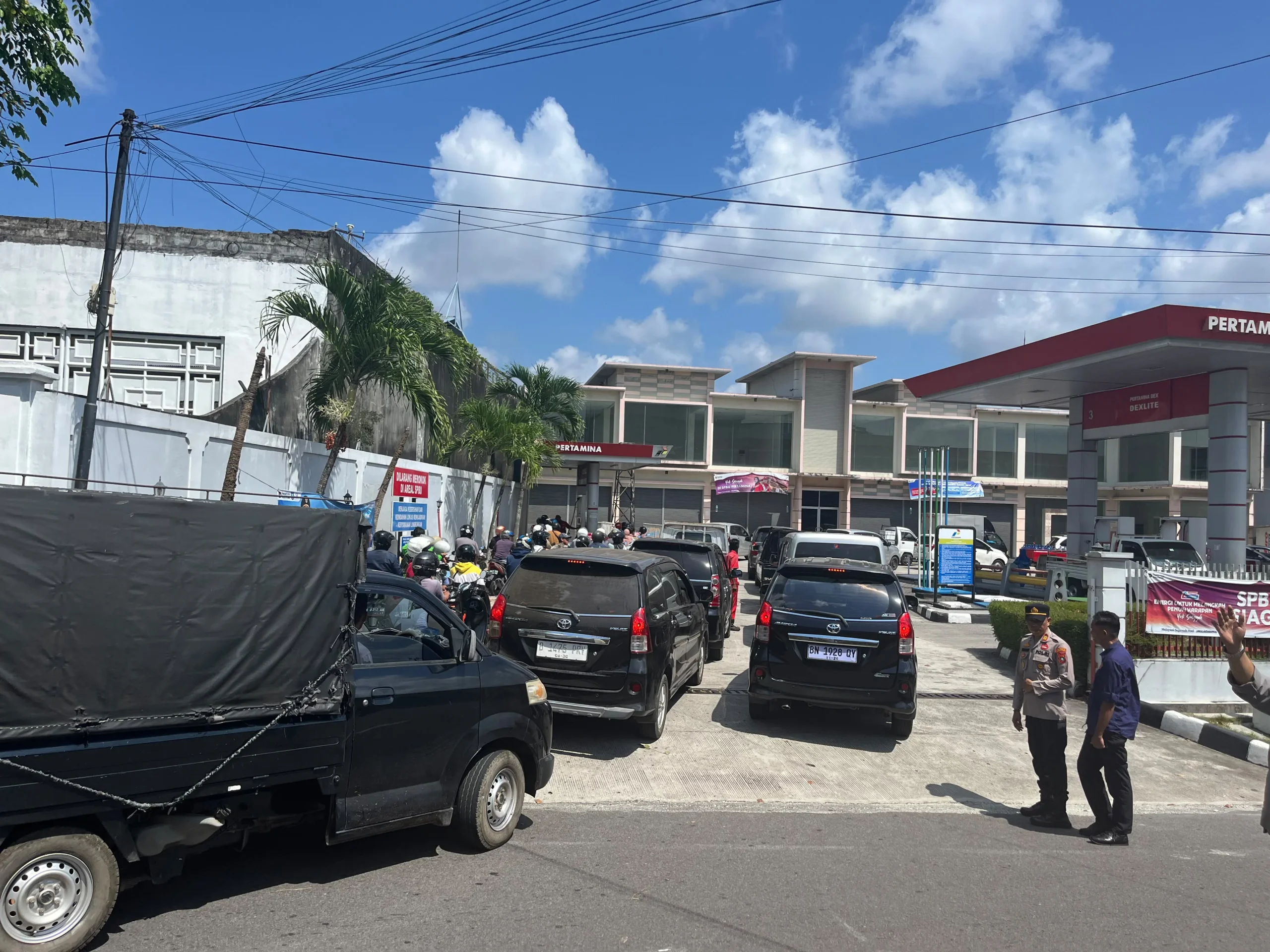 Antrean BBM di Pangkalpinang: Polisi Turun Tangan, Warga Keluhkan Pasokan