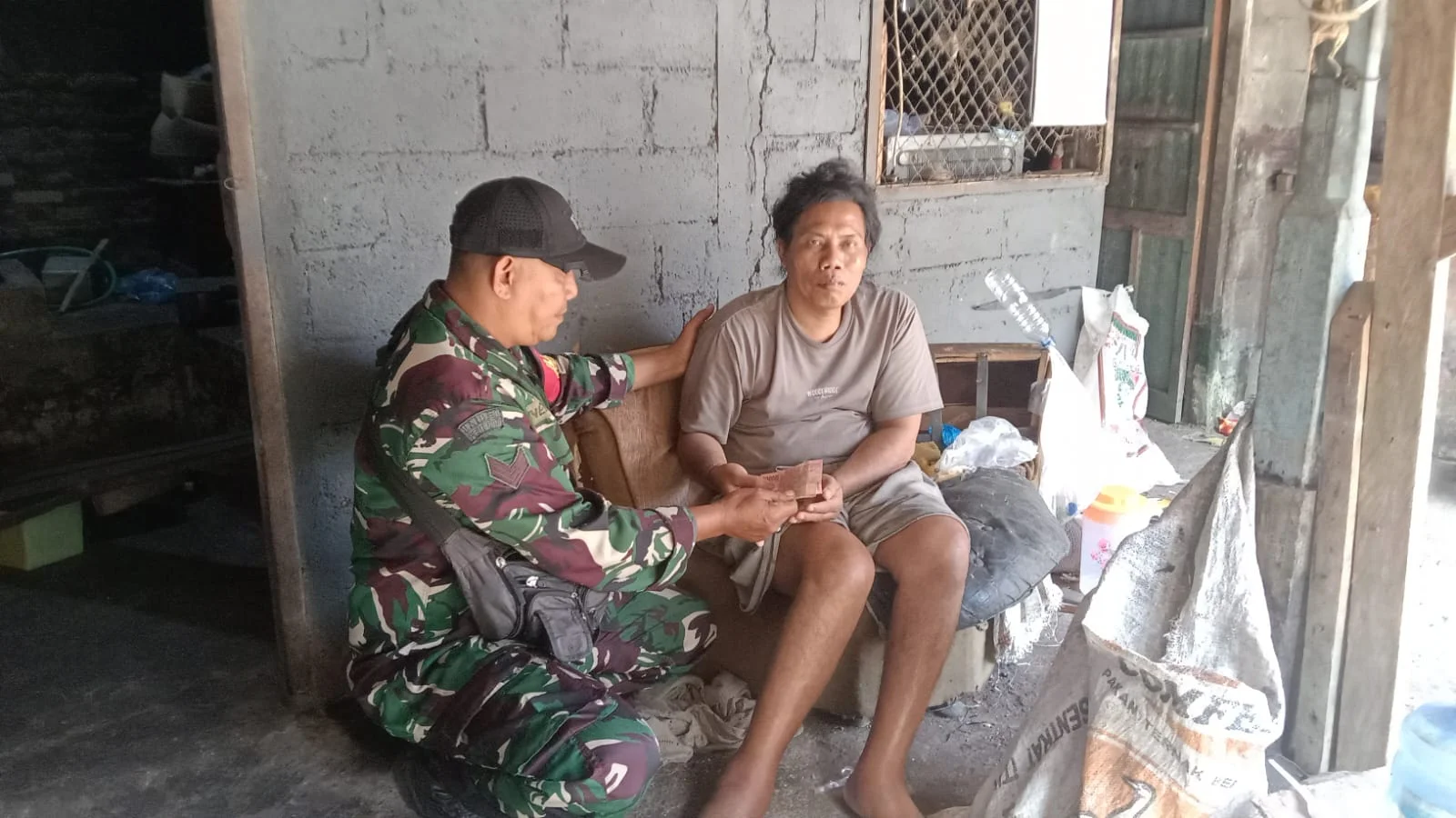 Babinsa Akah Serahkan Tali Kasih untuk Warga Binaan Lumpuh