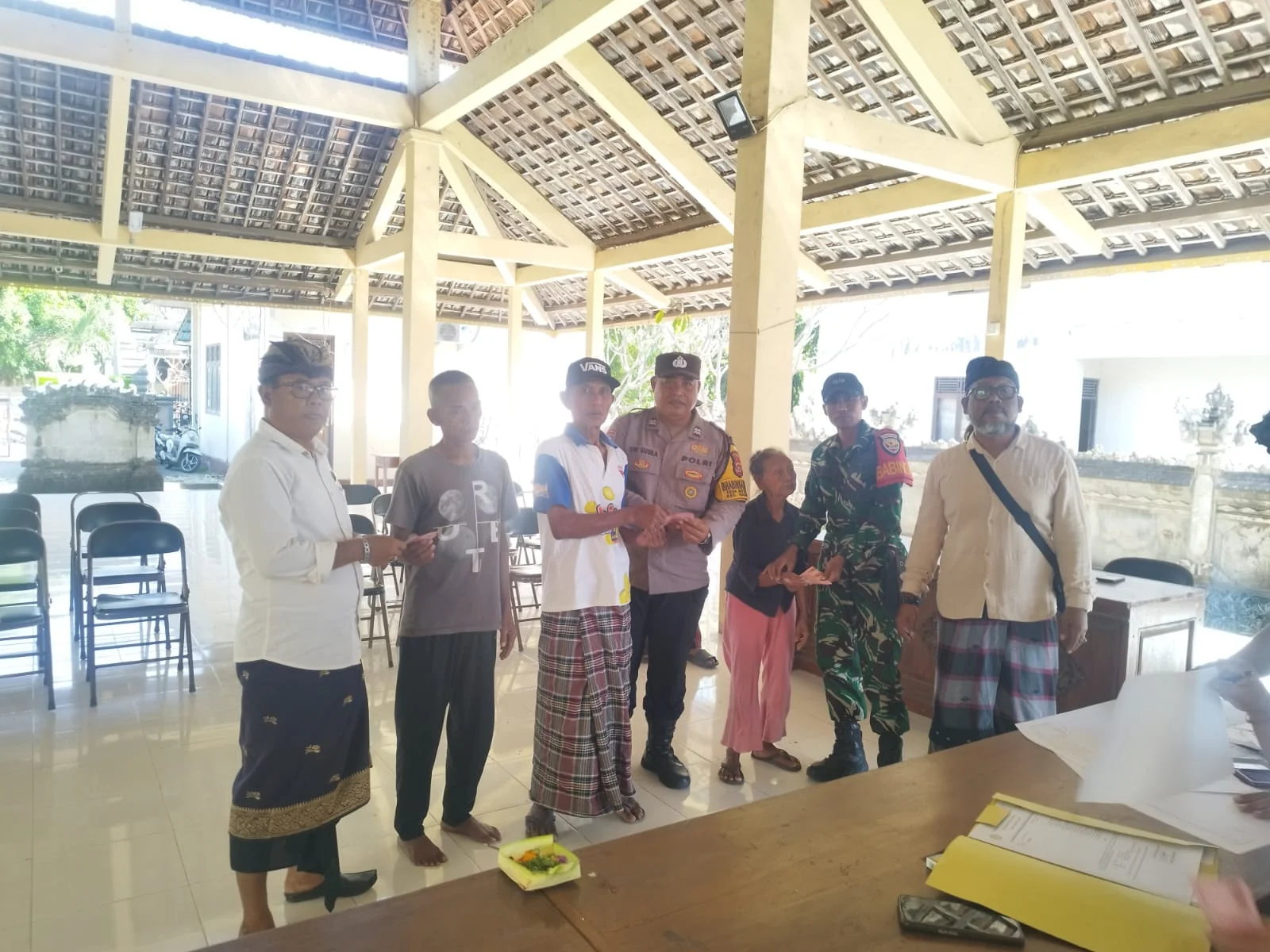 Babinsa Batununggul Kawal Penyaluran BLT Dana Desa Tepat Sasaran