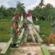 Babinsa Bersama Warga Kawal Pembangunan Jembatan Perintis: Akses Vital bagi Desa Kampung Tempel