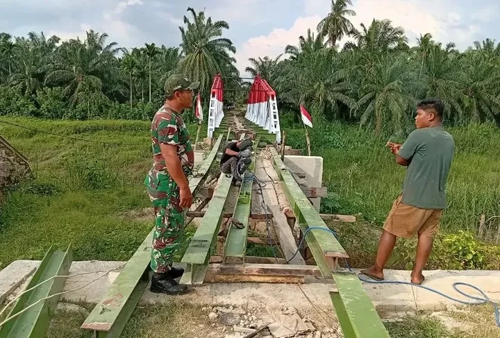 Babinsa Bersama Warga Kawal Pembangunan Jembatan Perintis: Akses Vital bagi Desa Kampung Tempel