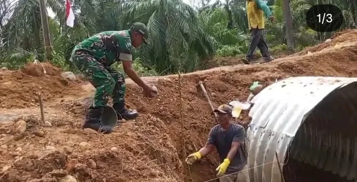 Babinsa Dampingi Pembangunan Jembatan Aramco di Desa Cot Girek, Wujud Sinergi TNI dan Masyarakat