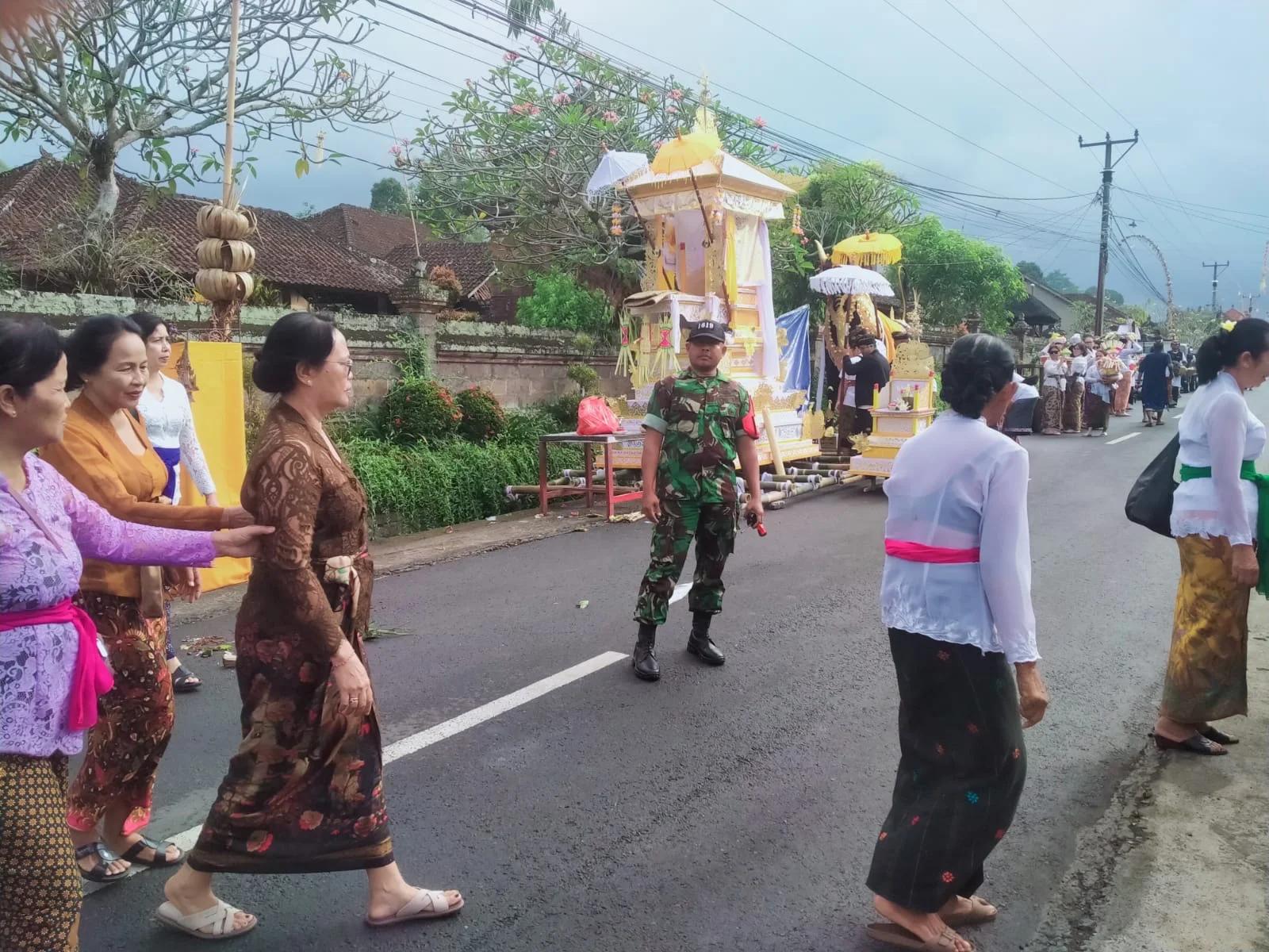 Babinsa Jegu Laksanakan Pengamanan Terpadu Upacara Ngaben: Sinergi TNI-Polri-Adat Jaga Kelancaran Prosesi