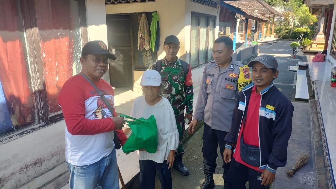 Babinsa Penebel Gotong Royong Bakti Sosial Salurkan Sembako bagi Difabel dalam Peringatan Bulan Bung Karno VIII