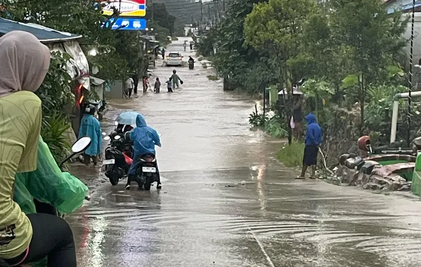 Banjir Landa Tapteng Akibat Hujan Deras, BMKG Peringatkan 15 Provinsi Waspada Hujan Lebat