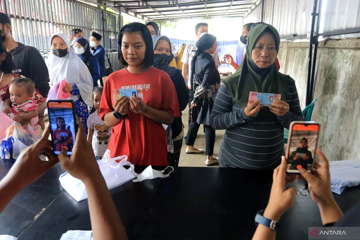 Bantuan Langsung Tunai Mengalir di Tengah Polemik Kebijakan: Dari BLT DBHCHT hingga Bansos PKH