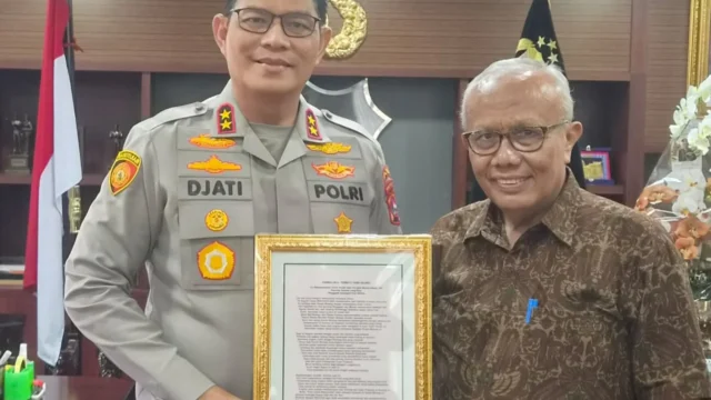 Bertemu Kapolda Sumbar, Zaitul Ikhlas Serahkan Puisi dan Ide Besar untuk Ranah Minang