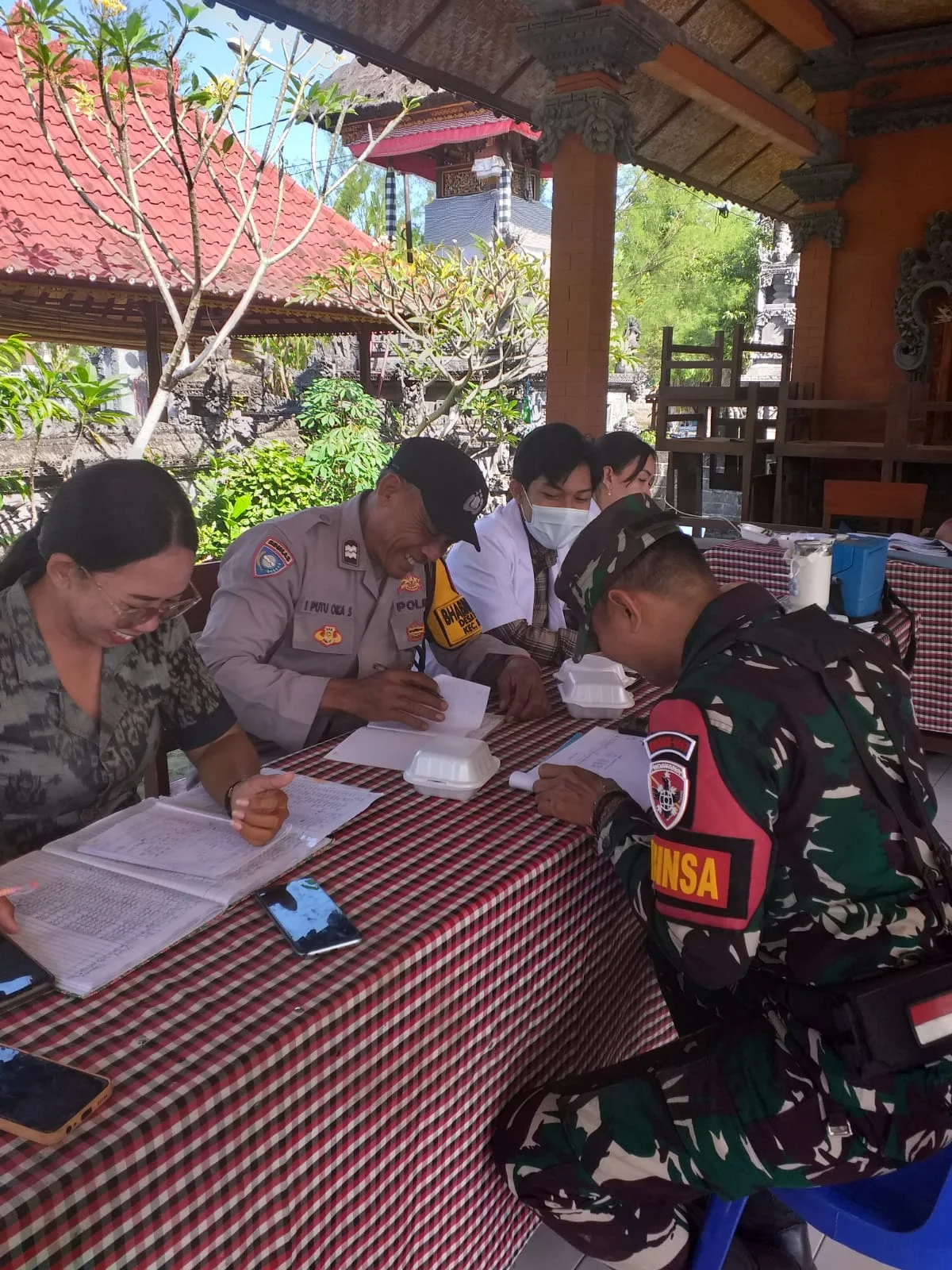 Bhabinkamtibmas Desa Pergung Dampingi Posyandu, Dukung Layanan Kesehatan Balita dan Lansia