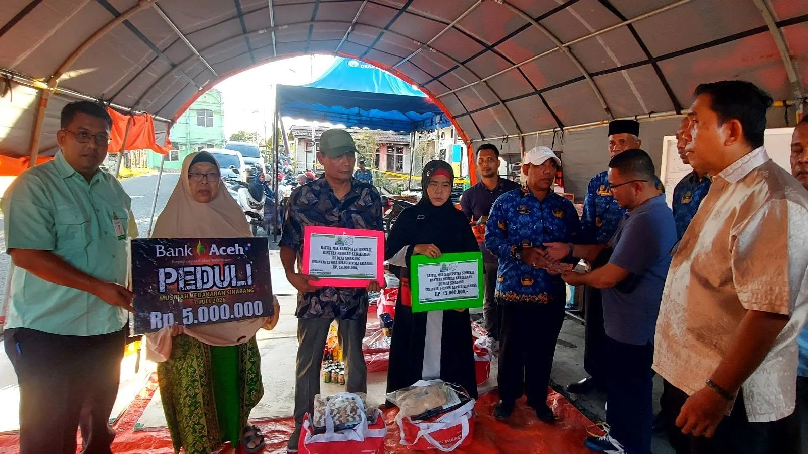 Bupati Monas Serahkan Bantuan Korban Kebakaran di Desa Sinabang