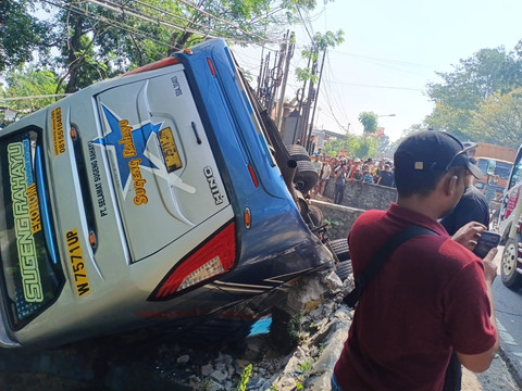 Bus Sugeng Rahayu Terjun ke Sungai di Nganjuk, Empat Penumpang Luka-Luka