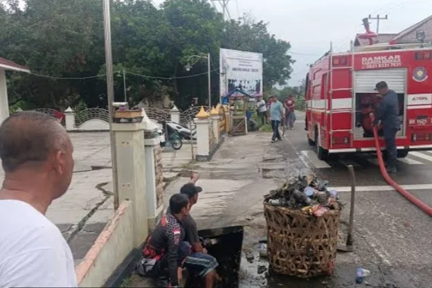 Cegah Banjir, BPBD dan DLH Bengkalis Ajak Warga Bersih-bersih dan Tingkatkan Kewaspadaan