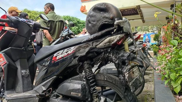 Deswa Tewas Dikeroyok Usai Kepergok Curi Ayam di Tabanan, Motor Dibakar Massa