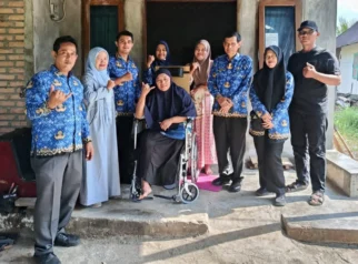 Dinas Sosial Padang Salurkan Kursi Roda bagi Warga Prasejahtera di Koto Pulai