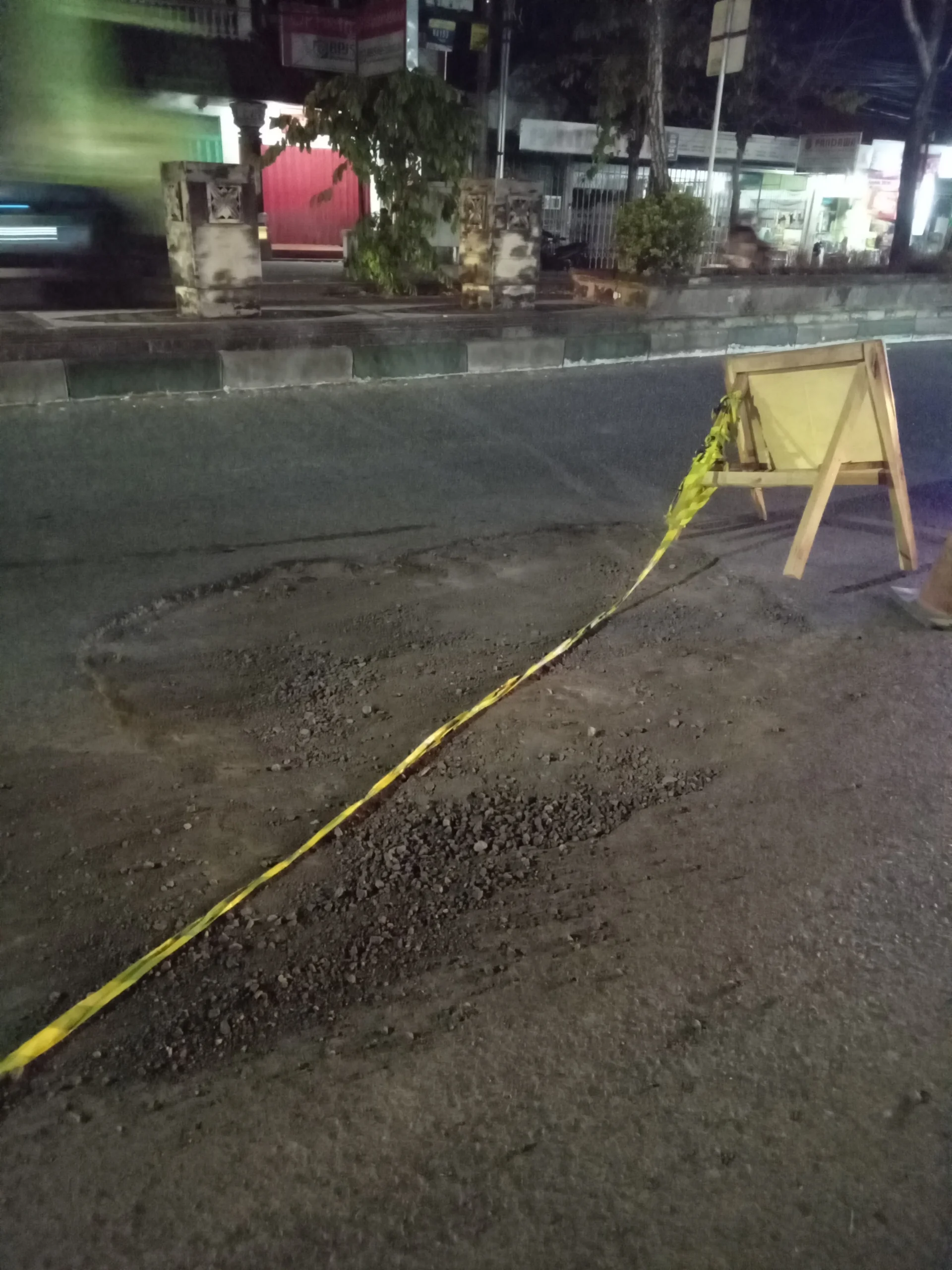 Dipicu Jalan Berpasir, Pemotor Jatuh Terseret