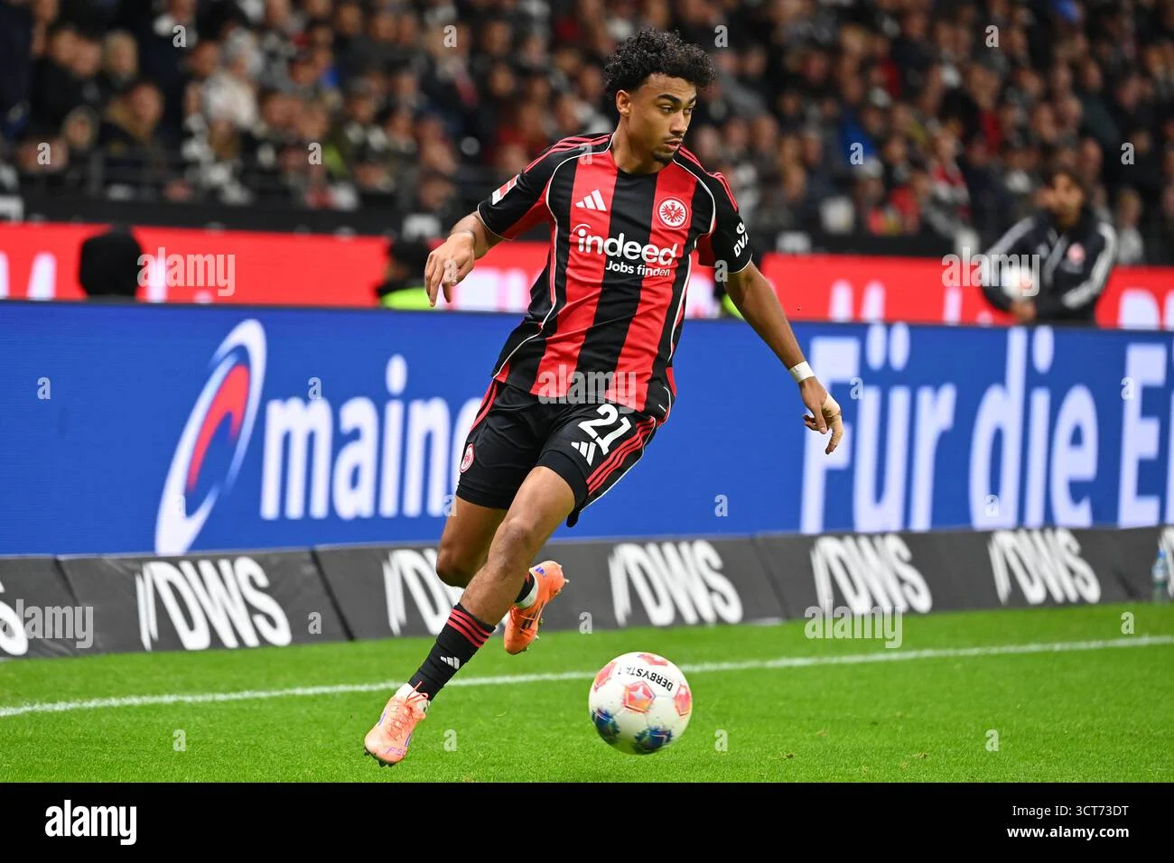 Eintracht Frankfurt Kehilangan Nathaniel Brown, Bayern Munchen Resmi Dapatkan Bek Muda Jerman