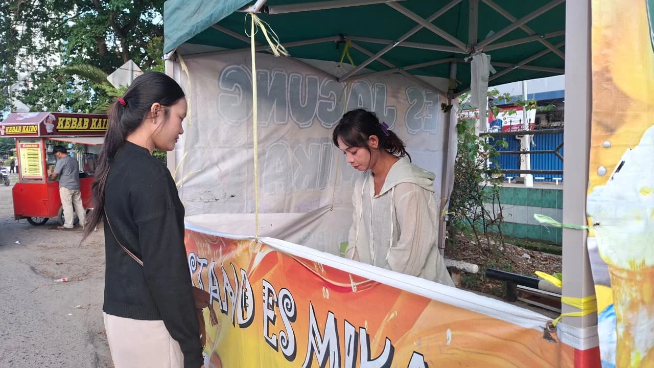 Es Jagung Mustika Laris Manis Tarik Pelanggan di Pinggir Jalan