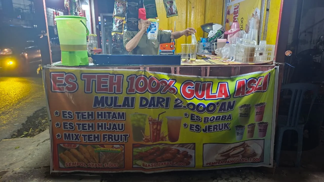 Es Teh 100 Persen Gula Asli Andalkan Harga Murah Tarik Pelanggan