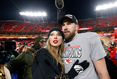 Gaun Tunangan Taylor Swift Seharga USD 320 Terjual Habis dalam Hitungan Menit: Fenomena Swiftonomics dan Dampaknya pada Industri Fashion