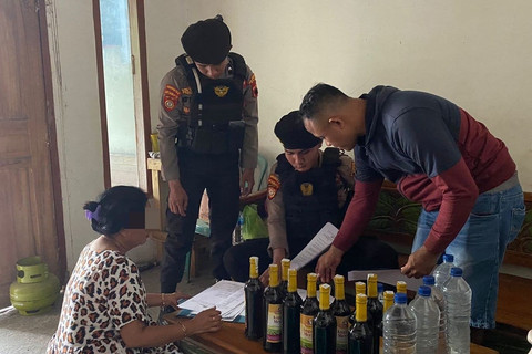 Gelar Operasi Pekat, Polisi di Pati Sita 47 Botol Miras Ilegal
