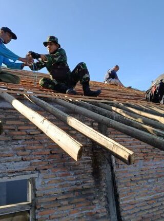 Gotong Royong TMMD dan Warga, Pasang Reng Penyangga Atap Rumah Paidi: Wujud Kepedulian untuk Hunian Layak
