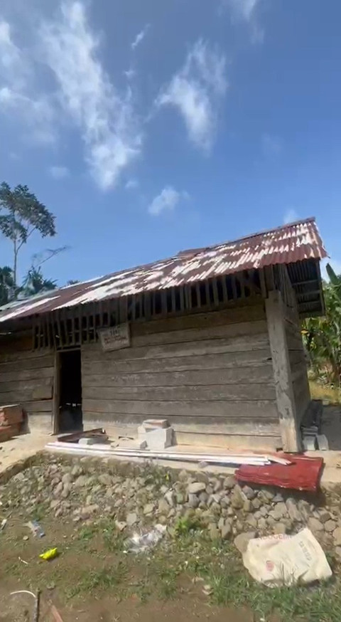 Gotong Royong Wujudkan Sekolah: Perjuangan Warga Batu Nyangka di Tengah Keterbatasan