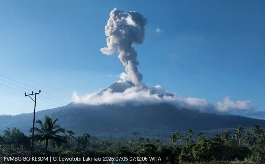 Gunung Lewotobi Laki-laki Erupsi, Kolom Abu Capai 1,4 Kilometer: PVMBG Imbau Warga Waspada