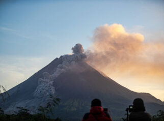 Gunung Merapi Luncurkan Awan Panas Guguran 2 Km Pagi Ini: Ancaman dan Imbauan BPPTKG